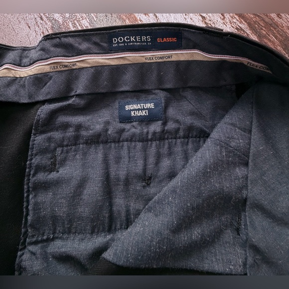 Dockers Men's Black Chinos - Classic Straight Fit - Picture 6 of 6